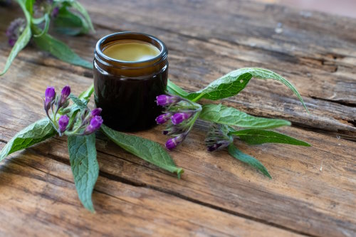 Ointment with comfrey